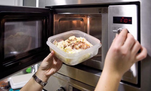 Alimentos que nunca deberías calentar en el microondas