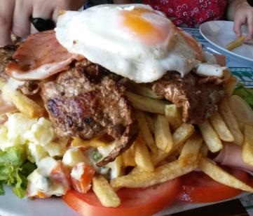 Chivito uruguayo