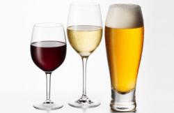 ¿Cerveza o vino? ¿Cuál elegir si se está a dieta?