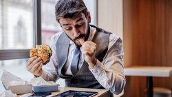 ¿Por qué hace mal comer rápido?