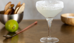 Porque se pone sal en el borde del vaso de un cóctel Margarita