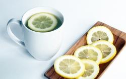 Vivir sano bebiendo agua de limón