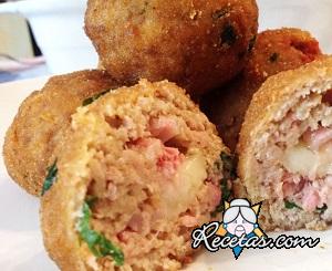 Albóndigas rellenas de jamón y queso