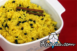 Arroz amarillo con pasas