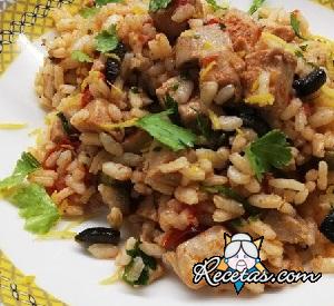 Arroz frío con atún fresco