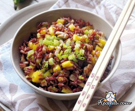 Arroz rojo picante con cerdo y piña