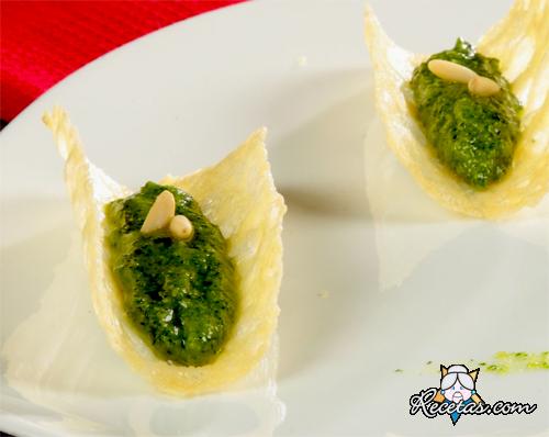 Barquillos de parmesano con crema de rúcula