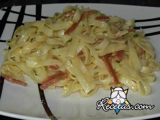 Bavetas con salsa de huevos