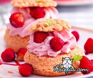 Bizcochos crujientes con mousse de fresas