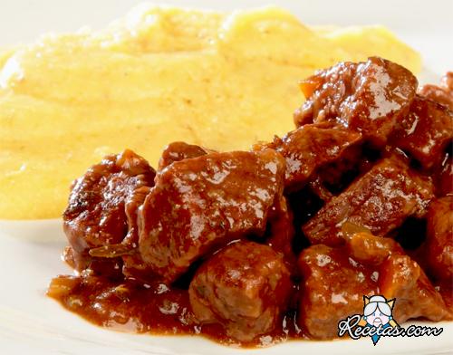 Bocconcini de ternera con polenta