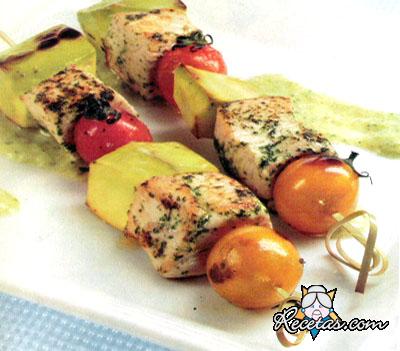 Brocheta de aguacate y pollo