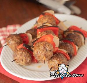 Brochetas de albóndigas y verduras