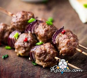 Brochetas de carne con cebolla crujiente