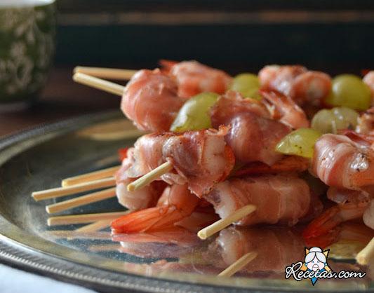 Brochetas de pescado con arroz al cur...