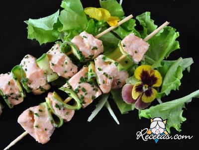 Brochetas de salmón y calabacines al vapor