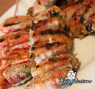 Brochetas fritas de mejillones