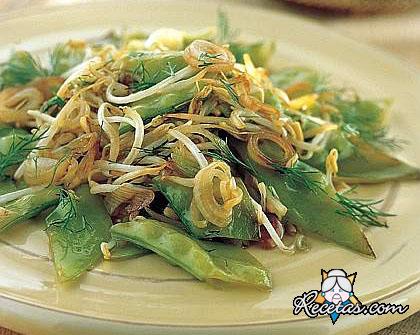 Brotes de soja salteados con habichuelas verdes y cebollas