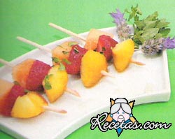 Pinchos de fruta con almíbar perfuma...