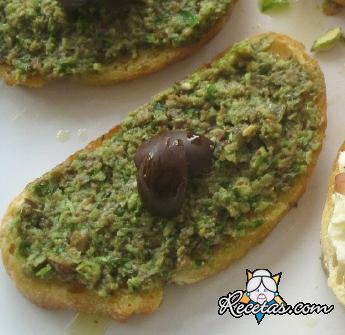 Bruschetta con tapenade de olivas ver...