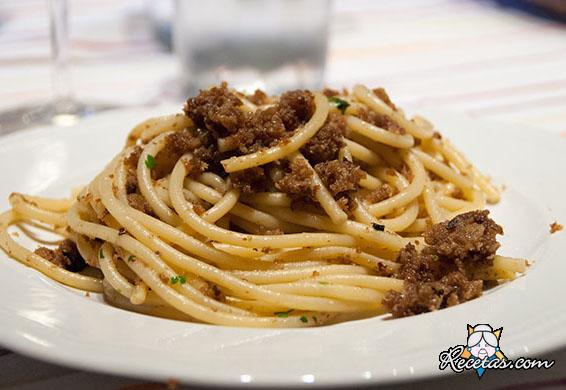 Bucatini con anchoas