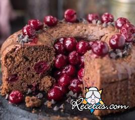 Budín de chocolate con cerezas en al...