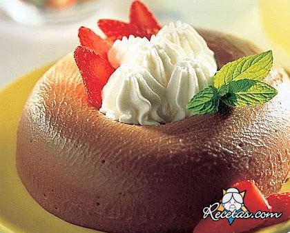 Budín de chocolate con crema batida ...
