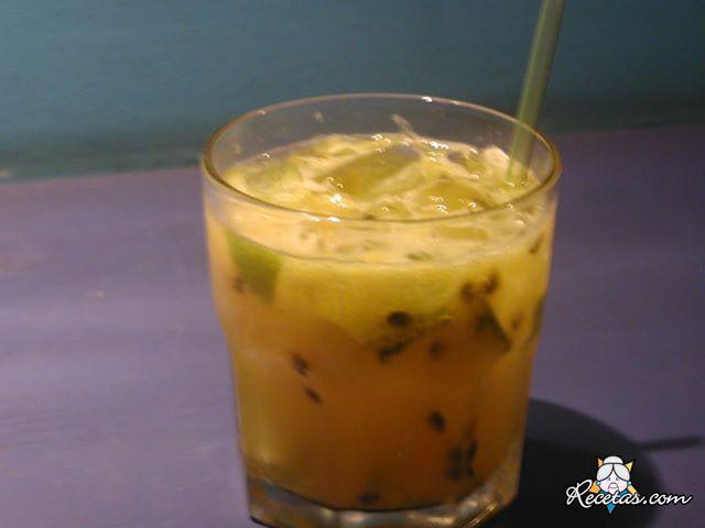 Caipirinha de maracuyá y piña