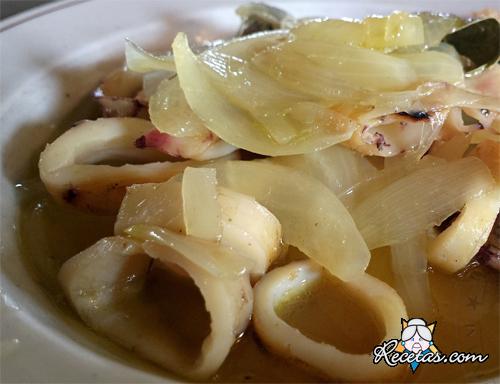 Calamares con cebollas al horno