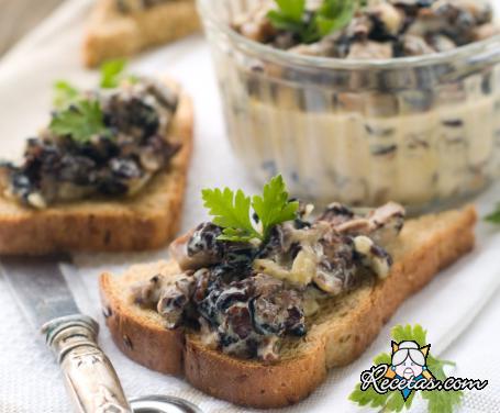 Canapés con crema de setas