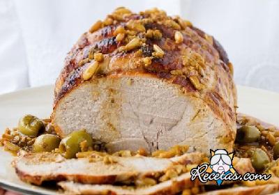 Carne asada en salsa de aceitunas verdes, piñones y anchoas