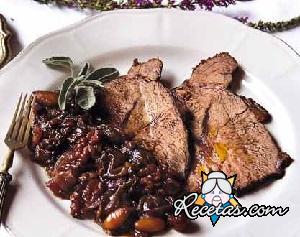 Carne de ternera con uvas negras y frutos secos