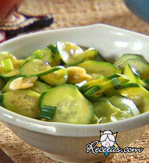 Cebollitas y pepinos marinados