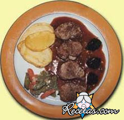 Cerdo con ciruelas pasas