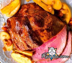 Cerdo al horno con manzanas, orejones y anacardos