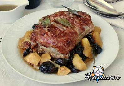 Cerdo asado con ciruelas y manzanas