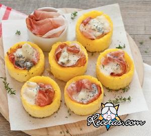 Cestas de polenta con queso azul y jamón crudo