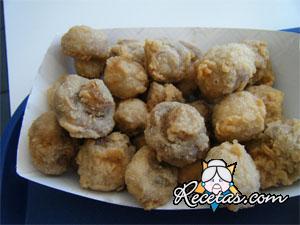 Champiñones rellenos rebozados