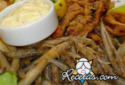 Fritura de chanquetes con mayonesa pi...