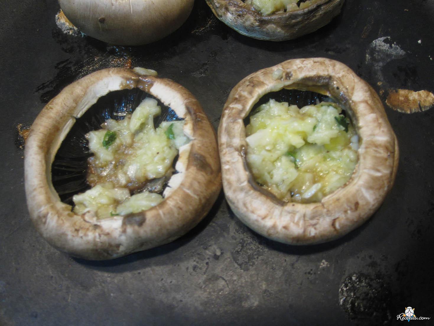 Champiñones asados con ajo