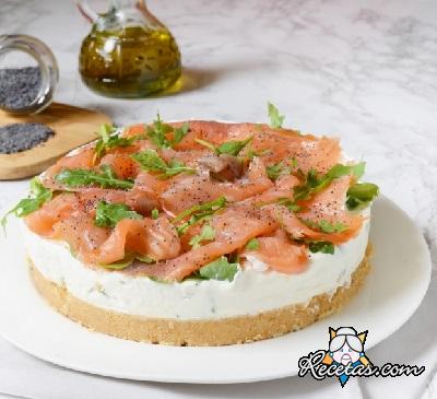 Cheesecake con salmón y rúcula