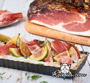 Cheesecake salada sin cocción con higos y jamón crudo