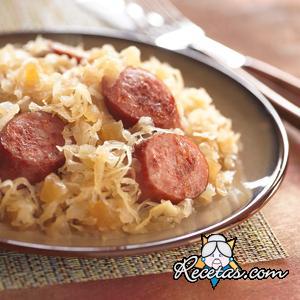 Chucrut rápido con salchichas