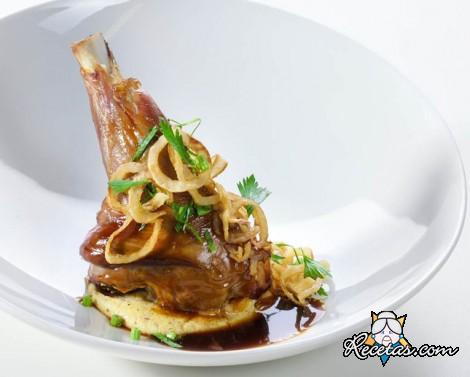 Codillo de cordero en crema de maíz