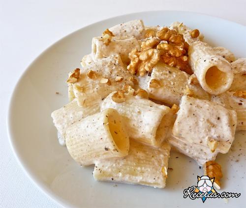 Codos con salsa de nueces