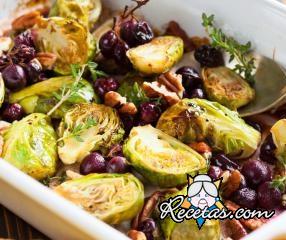Coles de Bruselas al horno con aceitunas y nueces