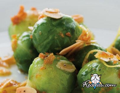 Coles de Bruselas con almendras