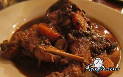 Conejo en salsa de vino
