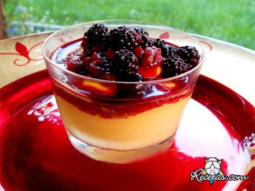 Copa de sabayón con frutos rojos