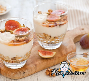 Copas de yogur, muesli, higos rosados y miel