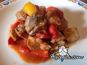 Cordero con cebollas y pimientos